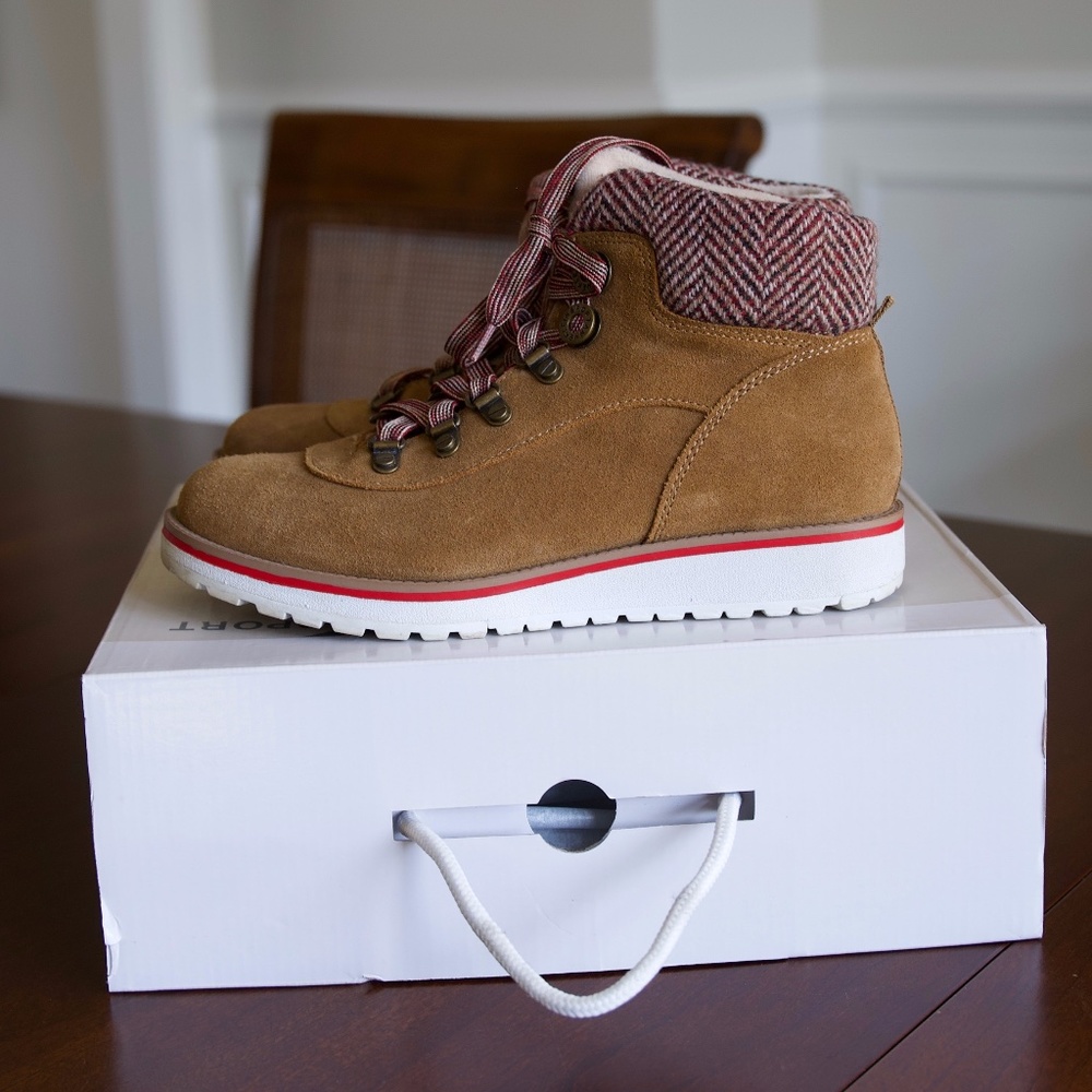 Women's Anne Klein Hiking Boot.  Size 7.5.